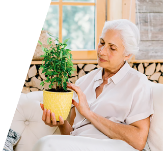 Seniorka z kwiatkiem